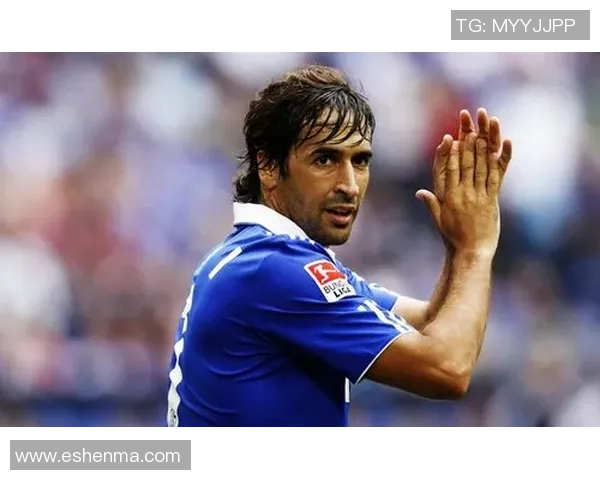 足球明星穿白衬衫的时尚瞬间展现魅力与风采的精彩图片合集 足球明星穿白衬衫的时尚瞬间展现魅力与风采的精彩图片合集